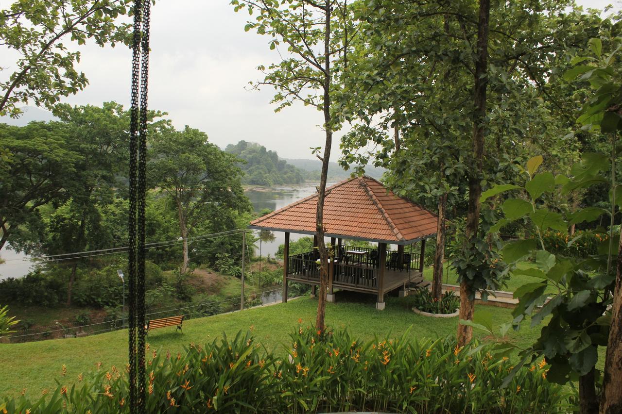 Whispering Waters Cochin Hotel Kochi Exterior photo